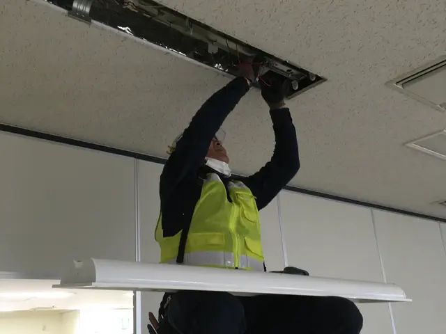 蛍光管からLED管へ！省エネ、経費削減、光に集まる虫対策にも効果的！サービスの画像