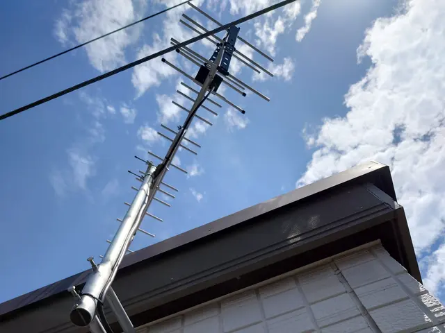 「倒壊した…」「倒壊しそう…」アンテナ撤去は当店にお任せ下さい。サービスの画像