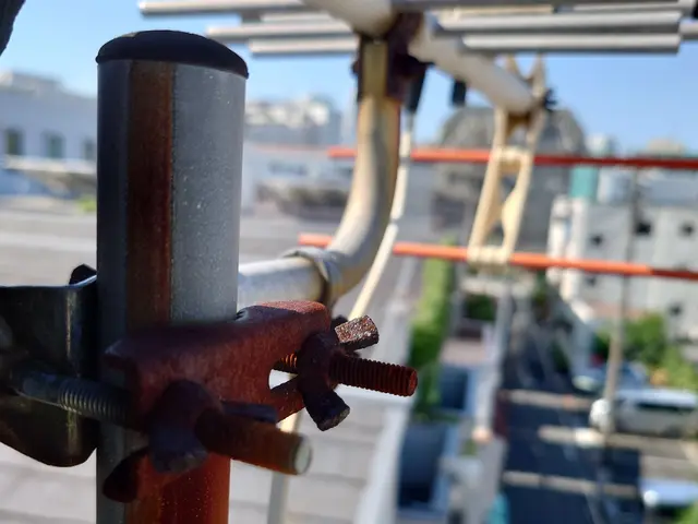 「倒壊した…」「倒壊しそう…」アンテナ撤去は当店にお任せ下さい。サービスの画像