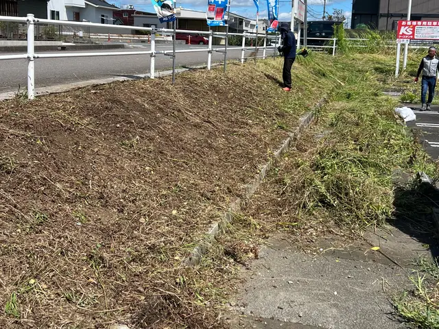 草刈り、除草、機械や手作業にて、除草剤散布や除草シート敷き、砂利敷きまでサービスの画像