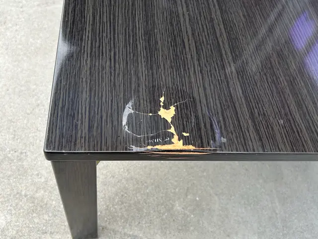 木製のテーブルのキズ欠け凹み直します。仕上げは水性ウレタンニスでコーティング！サービスの画像