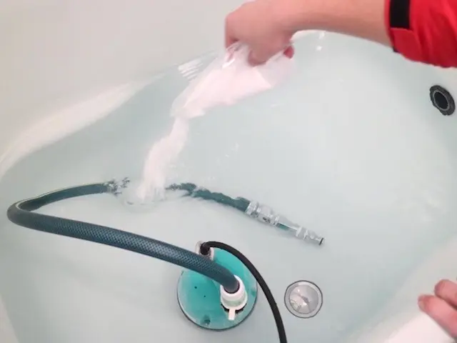 【追い焚き配管除菌洗浄】配管内部に溜まった汚れをすっきりキレイに除去します！サービスの画像