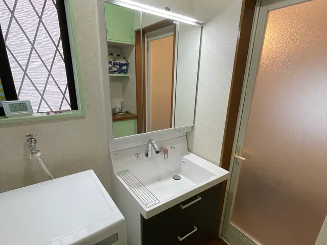 洗面台交換、廊下、クローゼットの中に洗面台新設、壁紙、床張り替えなど！処分費込みサービスの画像