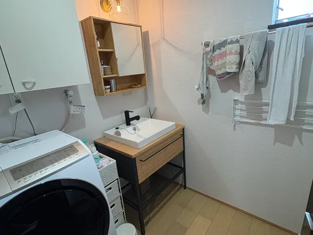 洗面台交換、廊下、クローゼットの中に洗面台新設、壁紙、床張り替えなど！処分費込みサービスの画像