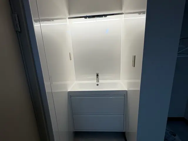 洗面台交換、廊下、クローゼットの中に洗面台新設、壁紙、床張り替えなど！処分費込みサービスの画像