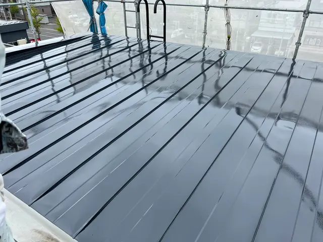 屋根塗装(トタン)【業界10年の実績あり】駐車場代金は当店負担◎サービスの画像