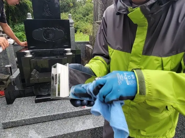 お坊さんが代表◇長年の境内掃除の経験を活かし、どんな草だらけのお墓も綺麗にしますサービスの画像