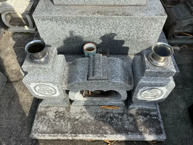 お坊さんが代表◇長年の境内掃除の経験を活かし、どんな草だらけのお墓も綺麗にしますサービスの画像