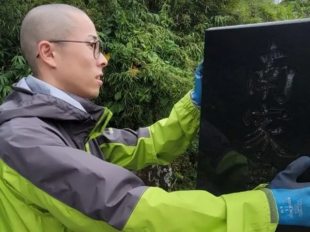 お坊さんが代表◇長年の境内掃除の経験を活かし、どんな草だらけのお墓も綺麗にしますサービスの画像