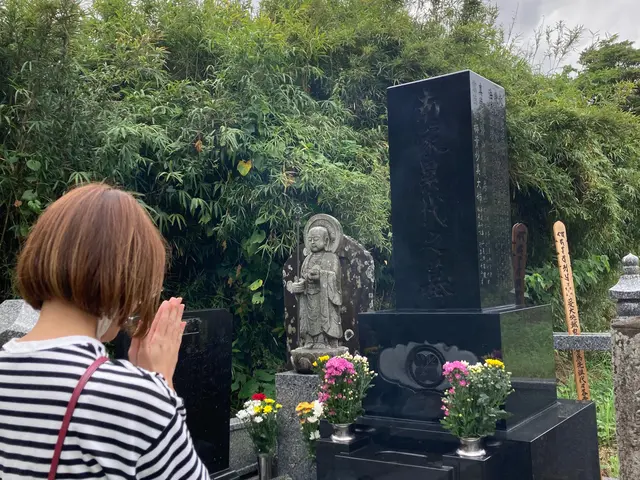 お坊さんが代表◇長年の境内掃除の経験を活かし、どんな草だらけのお墓も綺麗にしますサービスの画像