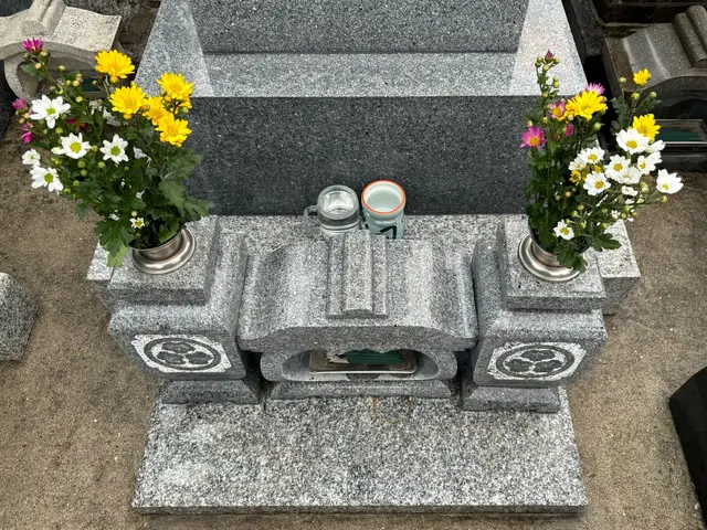 お坊さんが代表◇長年の境内掃除の経験を活かし、どんな草だらけのお墓も綺麗にしますサービスの画像