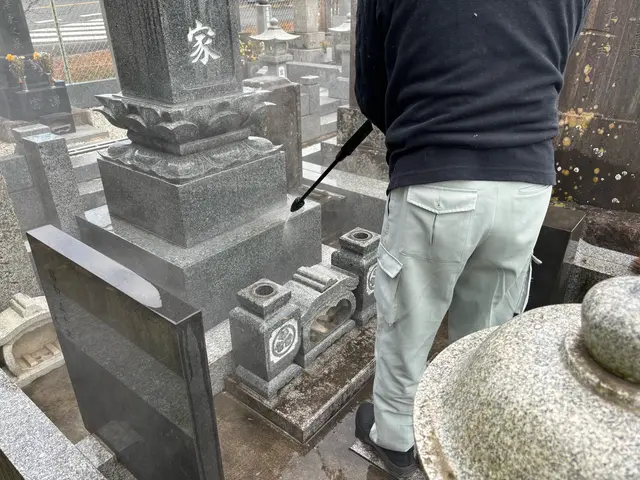 お坊さんが代表◇長年の境内掃除の経験を活かし、どんな草だらけのお墓も綺麗にしますサービスの画像