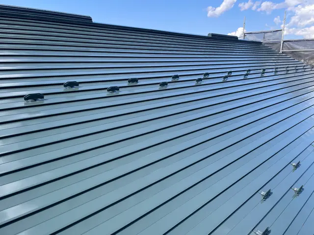 寒冷地にも強い高耐久シリコン塗料使用！屋根洗浄込み3回塗り耐久年数10年以上！サービスの画像