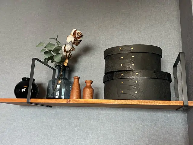 ウォールシェルフはレーザー水平器を使用して正確に設置いたしますサービスの画像