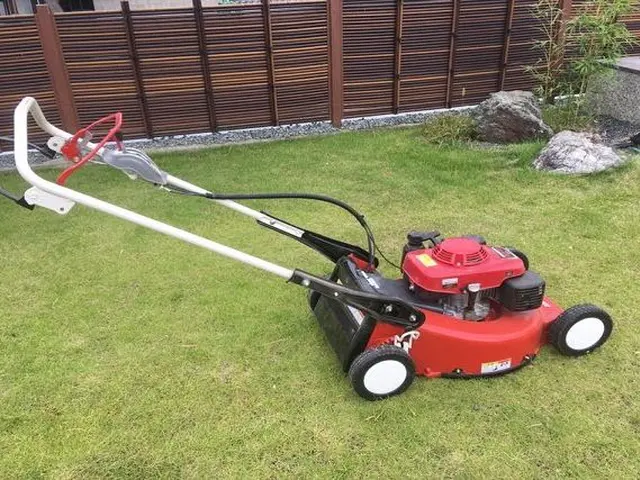 ☆草刈り☆これから草が生える前に対策を！！今なら面積に応じてサービス致します！サービスの画像