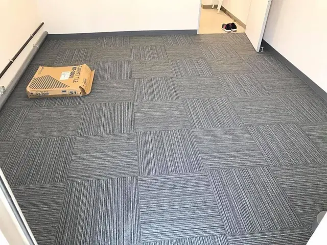滋賀限定！じゅうたん、タイルカーペット貼り　　女性スタッフの同行も可能です！サービスの画像