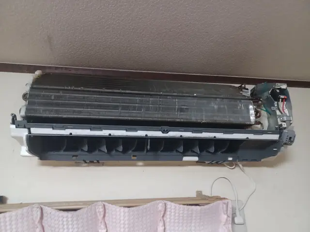 家庭用エアコンの分解クリーニングサービスの画像