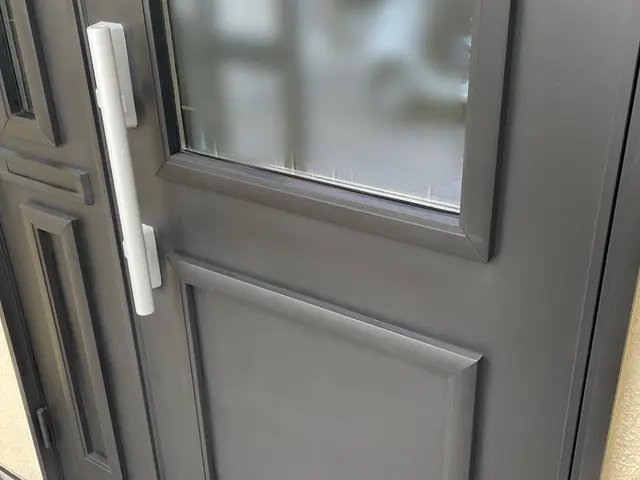 玄関ドアが蘇る！色褪せを解消して新築みたいに蘇る！サービスの画像