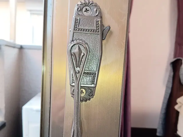 窓の鍵交換　クレセント錠交換　クレセント用意します　土日祝も対応可能ですサービスの画像