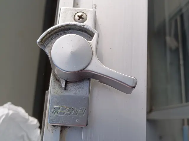 窓の鍵交換　クレセント錠交換　クレセント用意します　土日祝も対応可能ですサービスの画像