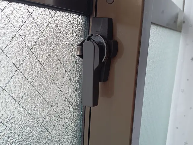 窓の鍵交換　クレセント錠交換　クレセント用意します　土日祝も対応可能ですサービスの画像