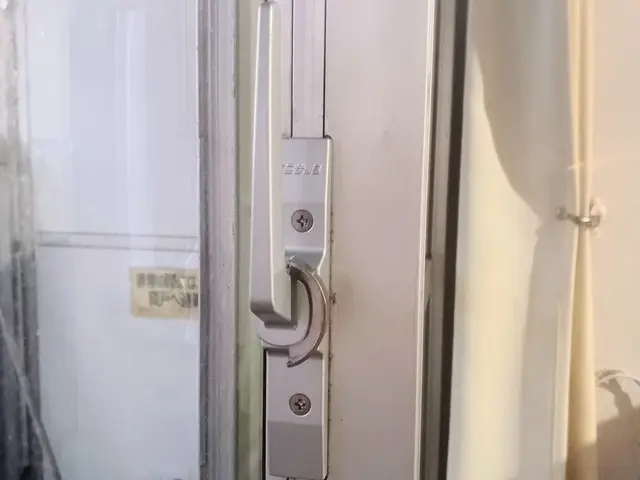 窓の鍵交換　クレセント錠交換　クレセント用意します　土日祝も対応可能ですサービスの画像