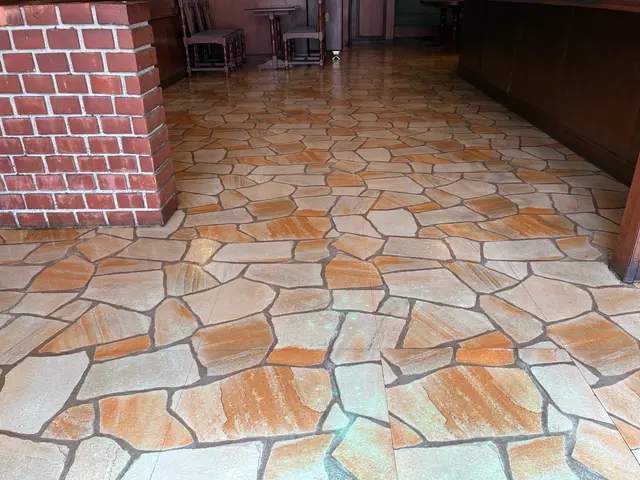 フロアポリッシャーによる洗浄、ワックス剥離・施工　小規模施設・店舗メインですサービスの画像