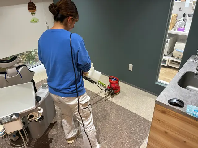 フロアポリッシャーによる洗浄、ワックス剥離・施工　小規模施設・店舗メインですサービスの画像