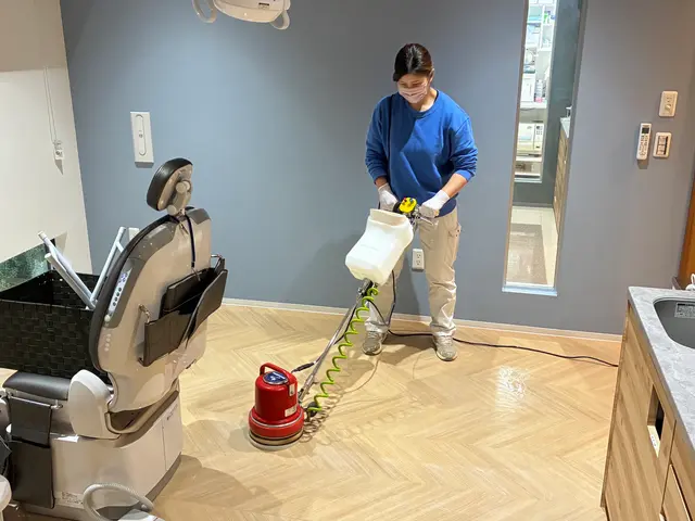 フロアポリッシャーによる洗浄、ワックス剥離・施工　小規模施設・店舗メインですサービスの画像
