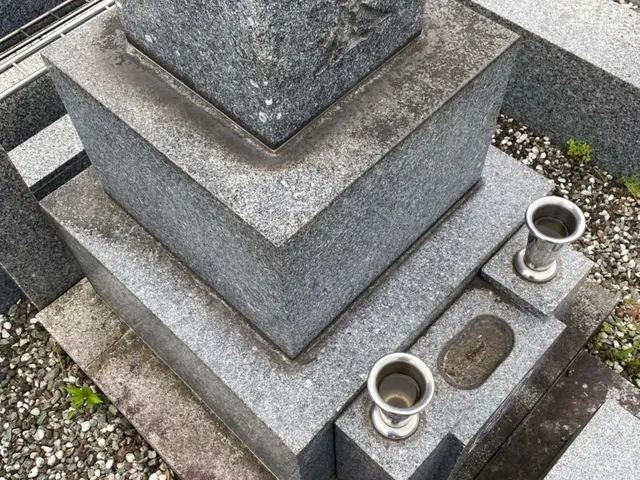 墓石専門のプロが行うクリーニングサービスの画像