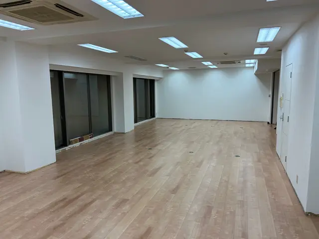 経験豊富なスタッフによる安心施工！フレキシブル対応が可能なフローリング上張り工法サービスの画像