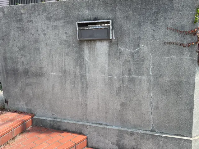 【即日対応可能！】外壁の黒ずみ・苔・汚れに！高圧洗浄で見違える仕上がり！サービスの画像