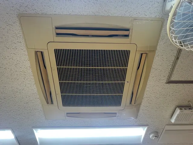 くらま安心保証！業務用エアコン丸ごと徹底クリーニング・全方向（1/2/4方向）サービスの画像