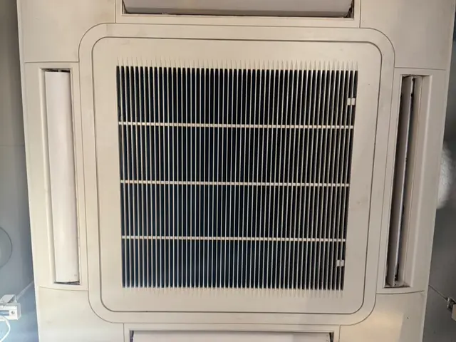 業務用4方向エアコンの風速、温度を徹底的に改善します。サービスの画像