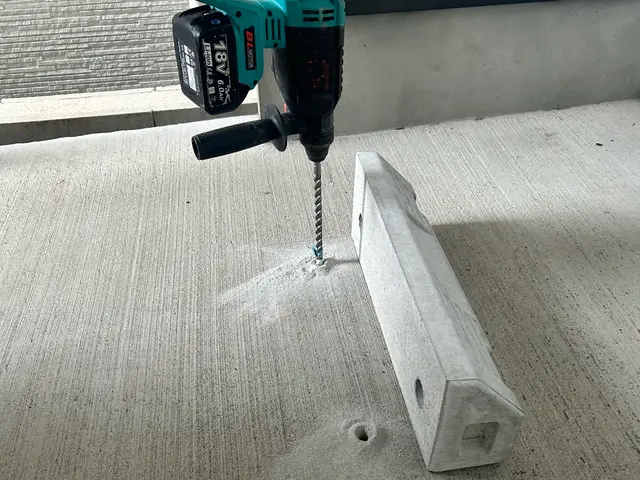 車止めブロックの設置承ります。安心のアンカー打ち込み固定。お洒落な持込も対応可能サービスの画像