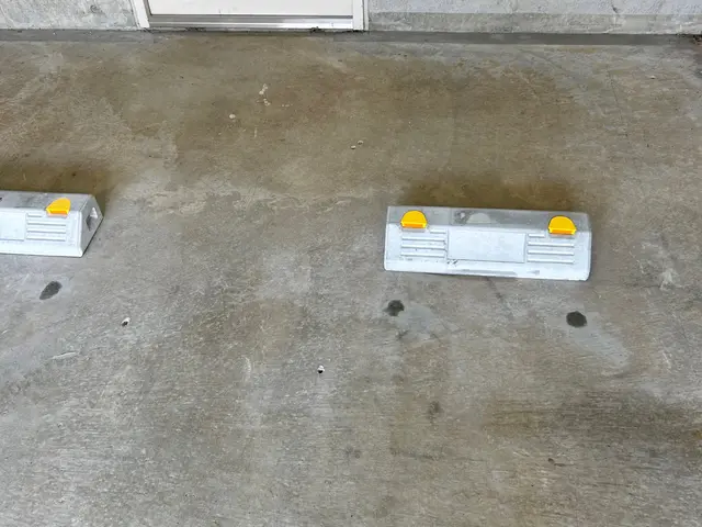 車止めブロックの設置承ります。安心のアンカー打ち込み固定。お洒落な持込も対応可能サービスの画像