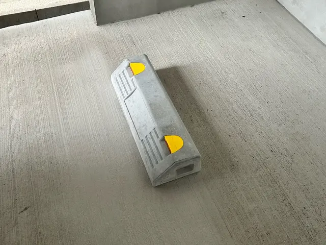 車止めブロックの設置承ります。安心のアンカー打ち込み固定。お洒落な持込も対応可能サービスの画像