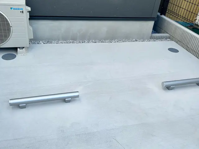 車止めブロックの設置承ります。安心のアンカー打ち込み固定。お洒落な持込も対応可能サービスの画像