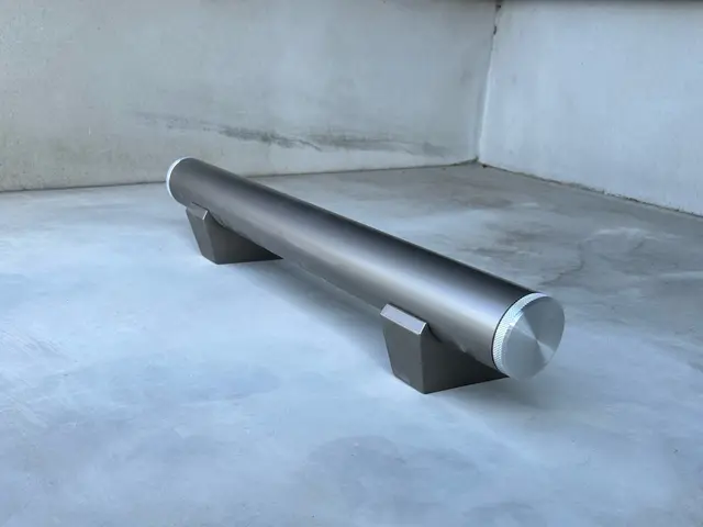 車止めブロックの設置承ります。安心のアンカー打ち込み固定。お洒落な持込も対応可能サービスの画像