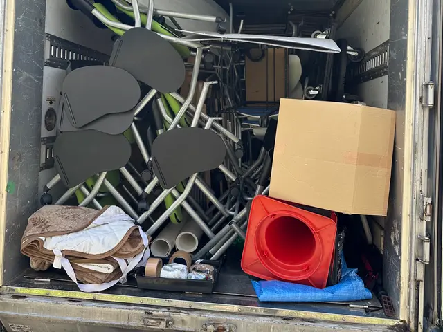 [業歴10年の実績] ２ｔトラック箱車 ２名 [損害保険加入済み] お見積り無料サービスの画像