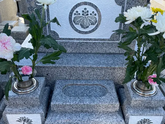 【墓地清掃士資格者在籍】都内近郊お墓参り代行、墓石クリーニングのお墓の未来ラボサービスの画像