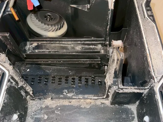 【ドラム式洗濯機分解洗浄】溜まった汚れ誇りを徹底除去！乾燥機能も復活します！サービスの画像