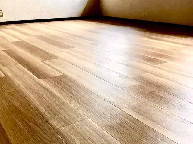 フロアタイル上貼り工事サービスの画像