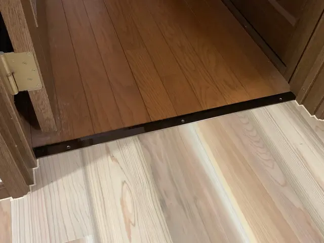 フロアタイル上貼り工事サービスの画像