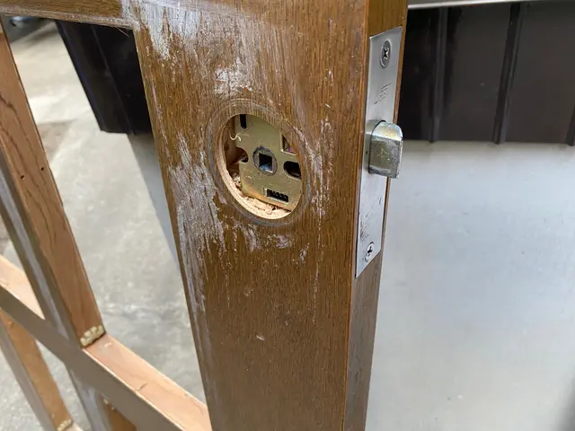 壊れた引き戸を修理します！戸車交換5,000円、レール交換8,000円サービスの画像