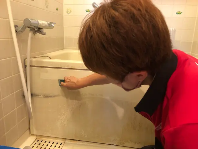 写真の女性の私が隅々まで作業させていただきます。サービスの画像