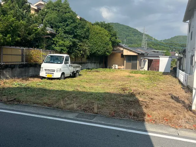 刈払い機での雑草の草刈り、処分を行います。お問い合わせ下さい。サービスの画像