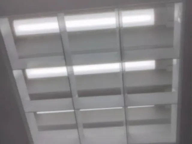 現在蛍光灯になっている部分をLED照明に変更します。特殊な蛍光灯でも相談くださいサービスの画像