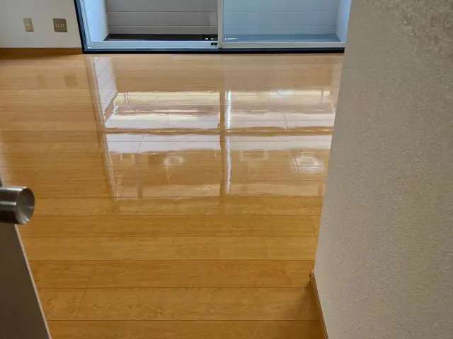 居住空間を徹底的にキレイにします！只今ワックスサービス(^^)サービスの画像