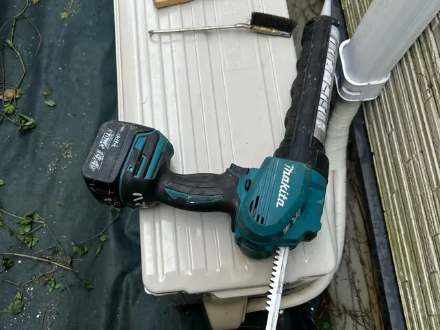 屋上ベランダ防水塗装及びバルコニー撤去外壁の目地シーリング打ちサービスの画像